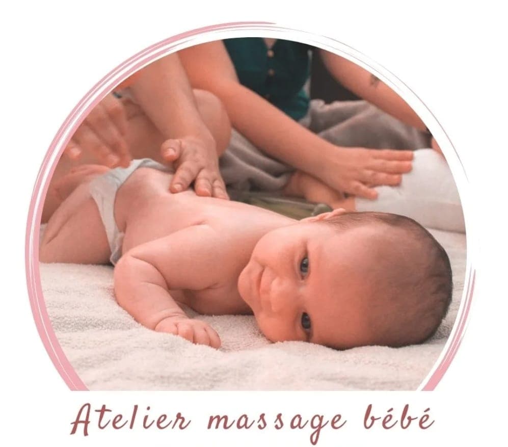 Bébé allongé sur une serviette pendant un massage, guidé par des mains d'adulte